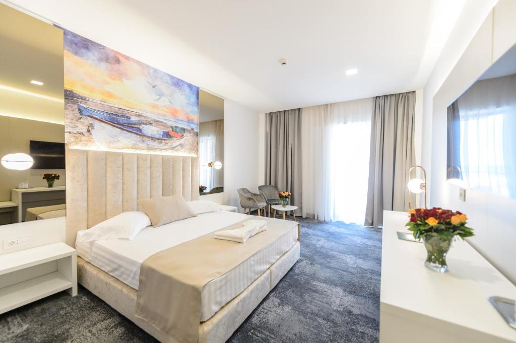 Кровать или кровати в номере Mirage Beach Spa Hotel