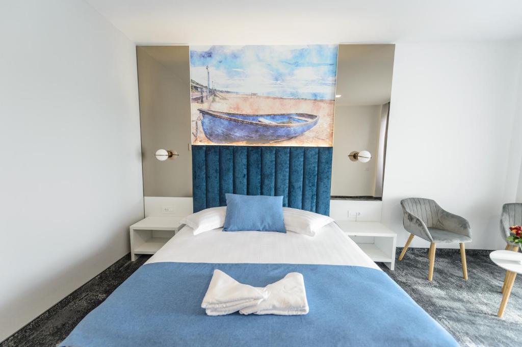 Кровать или кровати в номере Mirage Beach Spa Hotel