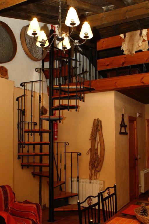 una escalera de caracol en una habitación con techos de madera en Rural puebla de san miguel, en La Pobla de Sant Miquel (Puebla de San Miguel)