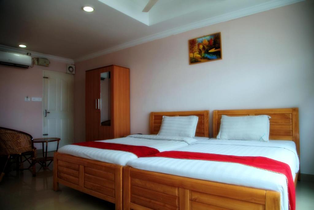 Postel nebo postele na pokoji v ubytování Hotel Tri-Star Regency