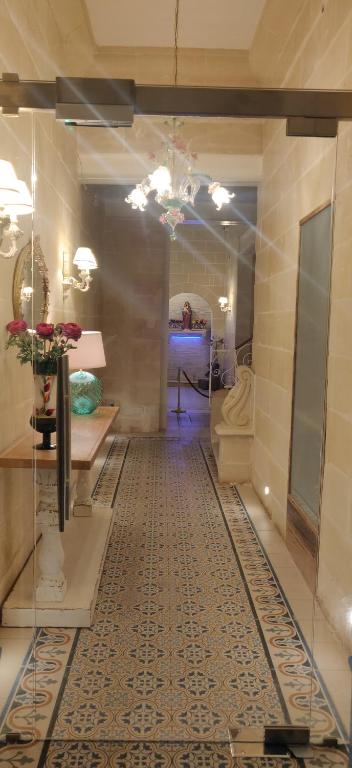 Central 214 Boutique Hotel في Hamrun: ممر مع غرفة مع أرضية بلاط