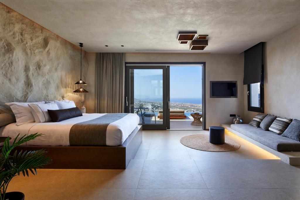 Postel nebo postele na pokoji v ubytování North Santorini - A Luxury Spa Hotel