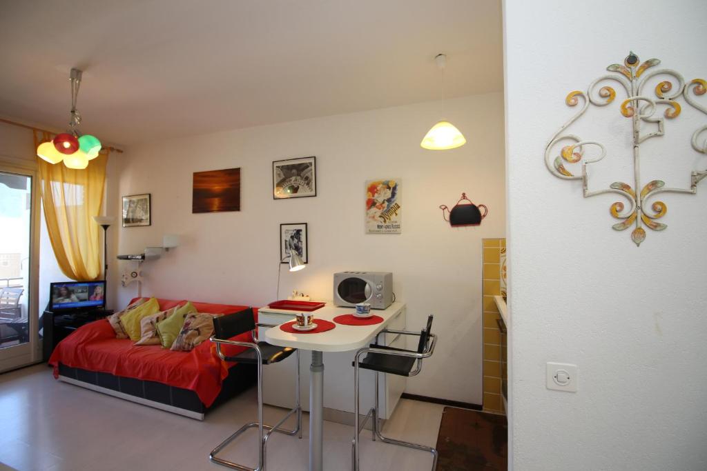 ein Wohnzimmer mit einem roten Sofa und einem Tisch in der Unterkunft Lugano Terrazzo in Lugano