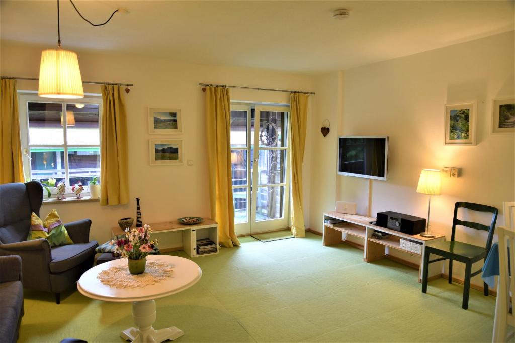 ein Wohnzimmer mit einem Sofa und einem Tisch in der Unterkunft Ferienwohnung Salettl in Siegsdorf