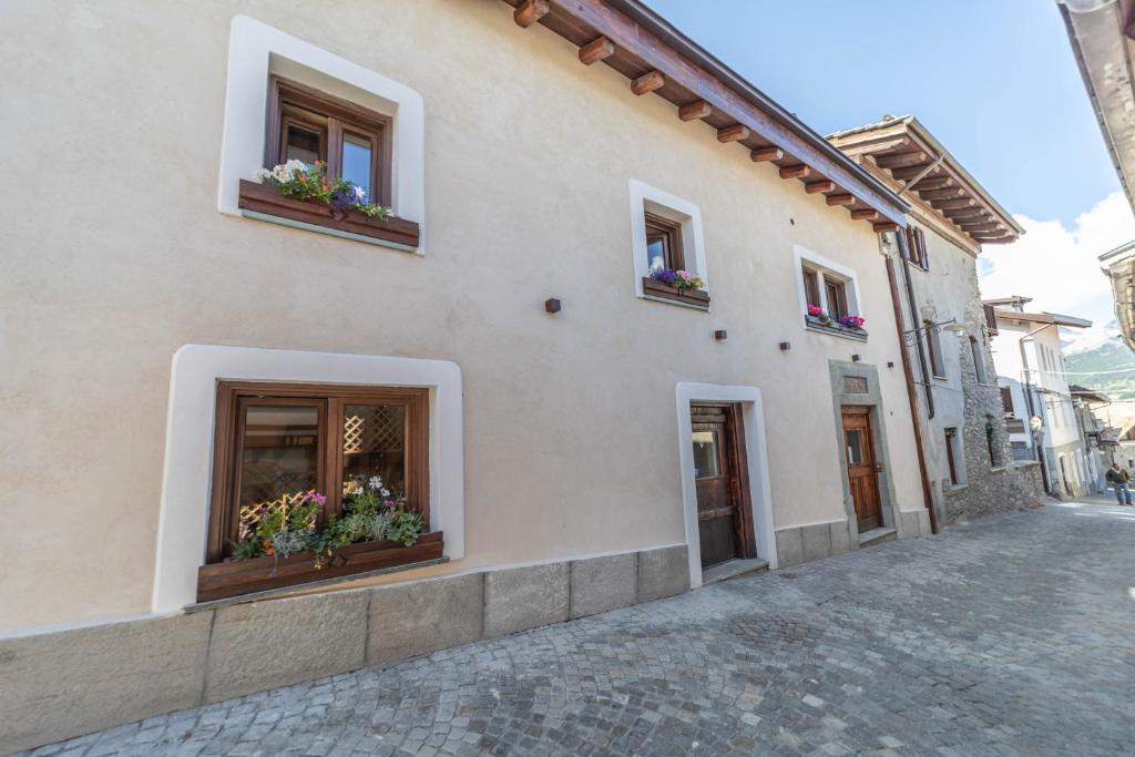 ein Gebäude mit Fenstern und Blumenkästen darauf in der Unterkunft Hotel Gran Trun in Sauze dʼOulx