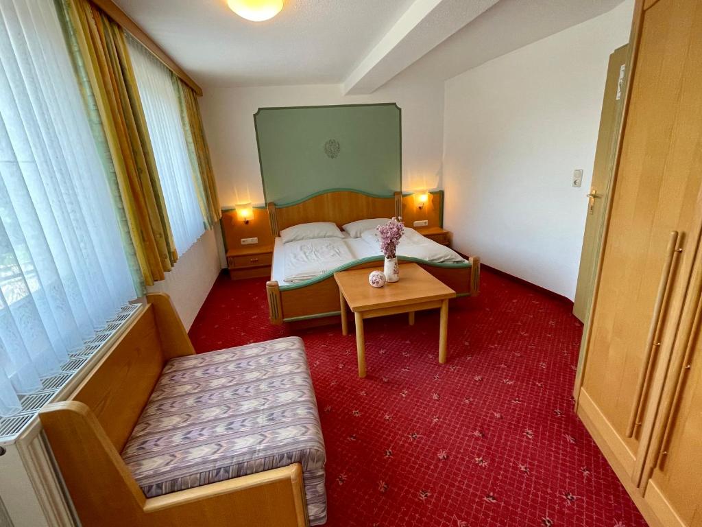 Postel nebo postele na pokoji v ubytování Hotel Gasthof Stoanerhof
