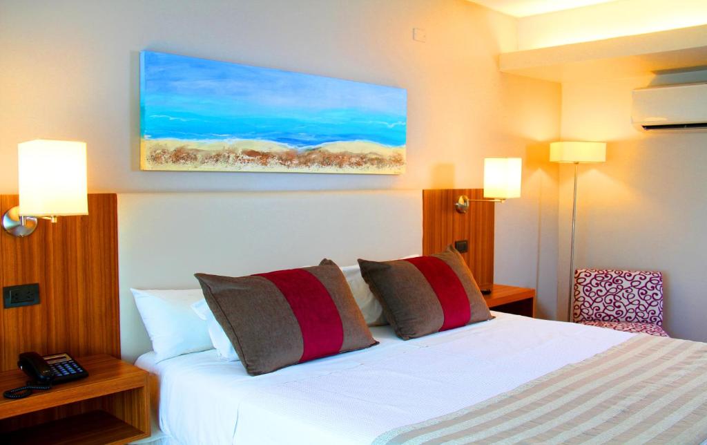 
Una cama o camas en una habitación de Hotel Bicentenario Suites & Spa
