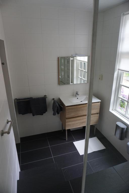 Charmantbuiten - Two-Bedroom Apartment