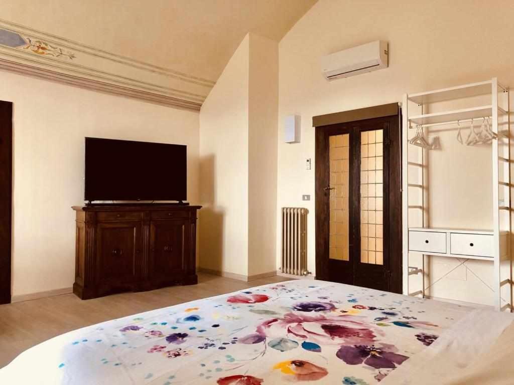 Televízia a/alebo spoločenská miestnosť v ubytovaní Mavitur Rooms Assisi