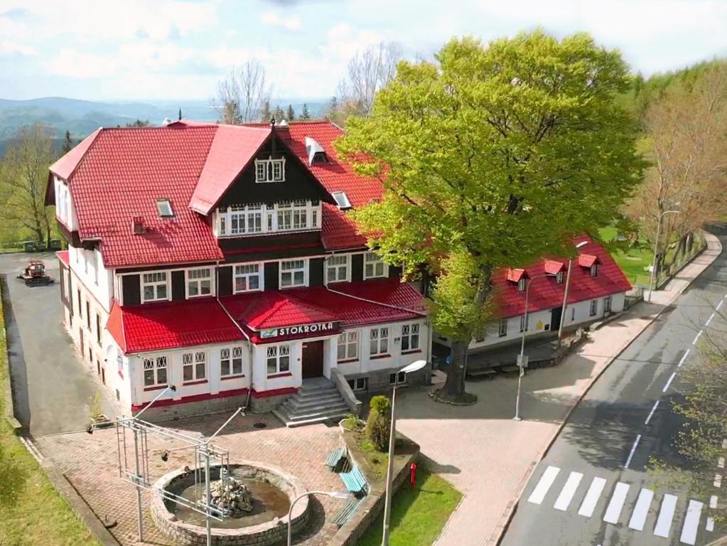 una vista aérea de una casa grande con techo rojo en Stokrotka Natura Tour, en Karpacz
