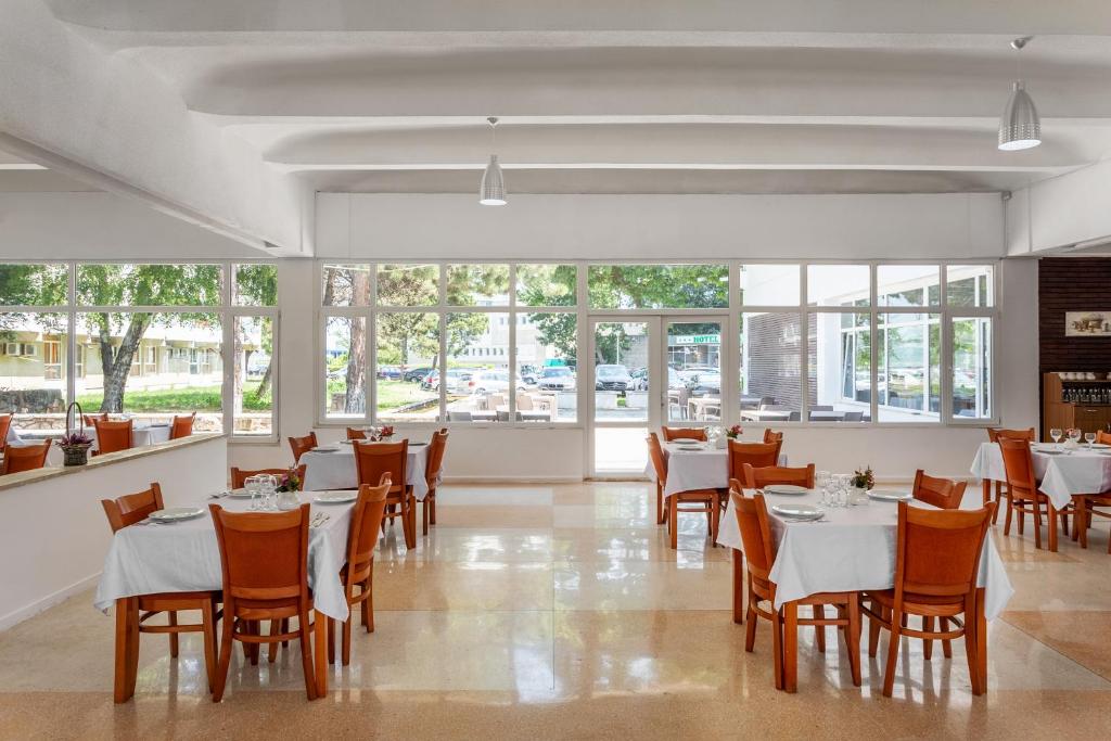 Restaurace v ubytování Hotel Siret Saturn