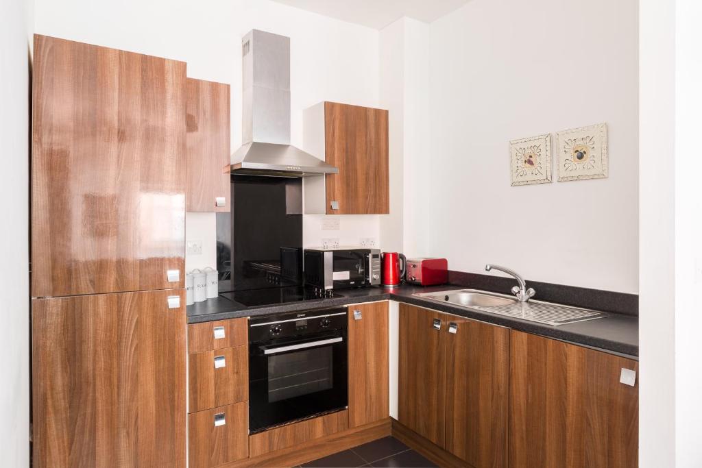 24-7 Secured City Centre Apartments with Free Underground Parking and WiFi - Two-Bedroom Apartment