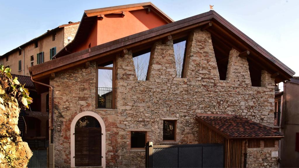 un ancien bâtiment en briques avec un toit orange dans l'établissement Il Ronchetto, à Cunardo