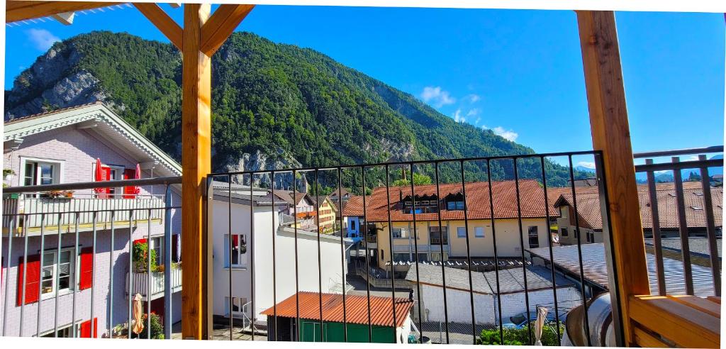 Nespecifikovaný výhled na hory nebo výhled na hory při pohledu z hostelu
