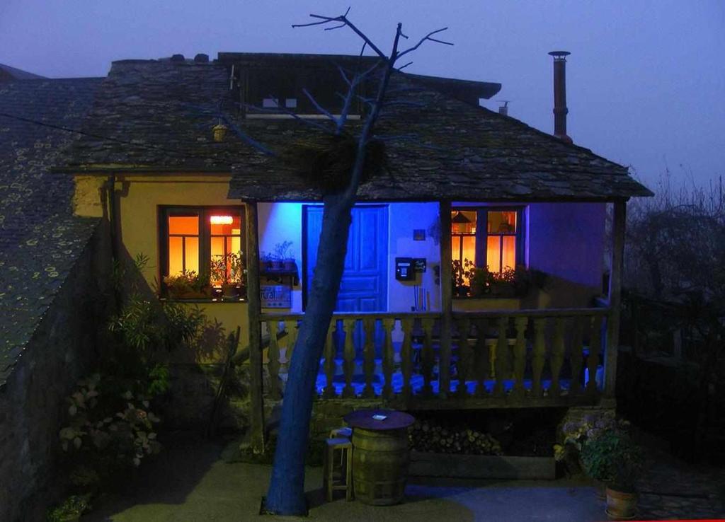 ein Haus mit blauem Licht auf der Vorderseite in der Unterkunft La Nogala Casa Rural in Labaniego