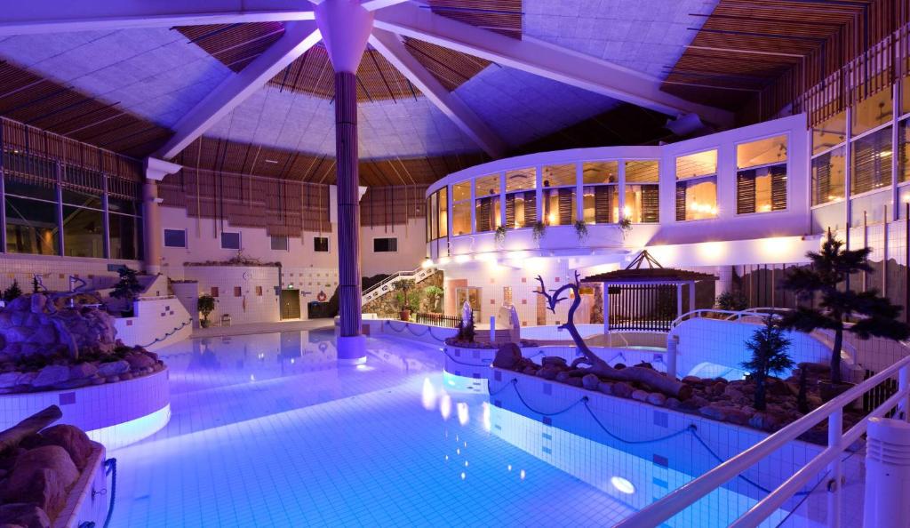 een groot zwembad in een groot gebouw bij Holiday Club Saariselkä Apartments in Saariselkä