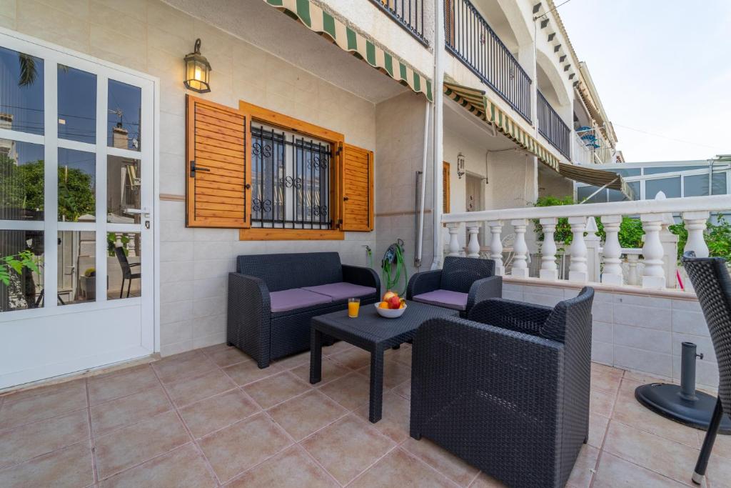 eine Terrasse mit Stühlen und einem Tisch auf dem Balkon in der Unterkunft Myflats Premium Gran Alacant in Gran Alacant
