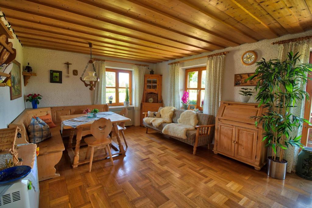 a living room with a table and a couch at Feriensuite-auf-dem-Bauernhof-fuer-2-3-Personen-im-Herzen-Niederbayerns in Mamming