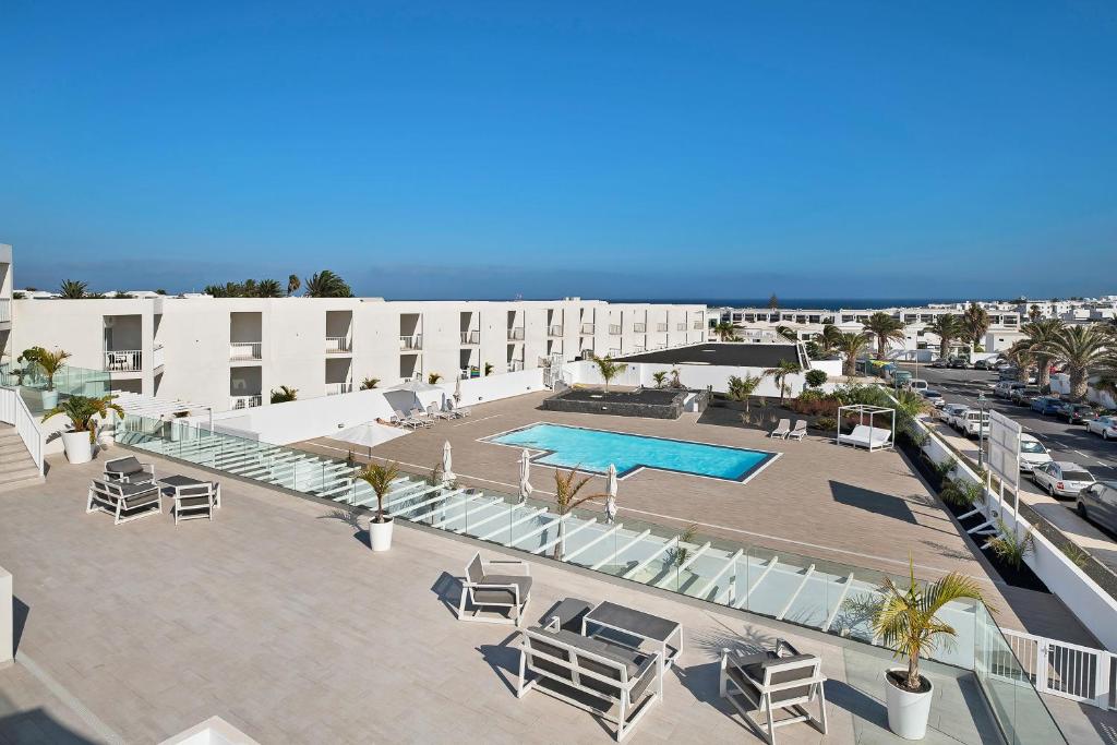 een luchtzicht op een resort met een zwembad bij Senator Isla de Lobos 2 in Costa Teguise