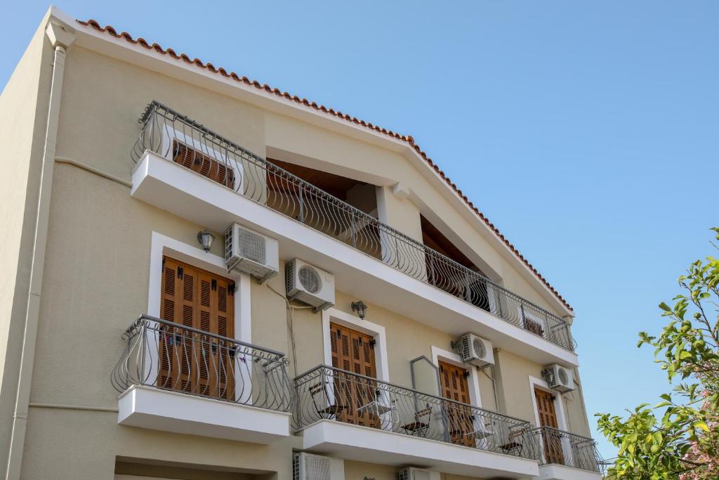 un edificio de apartamentos con balcones y ventanas en Papadatos Studios, en Argostoli