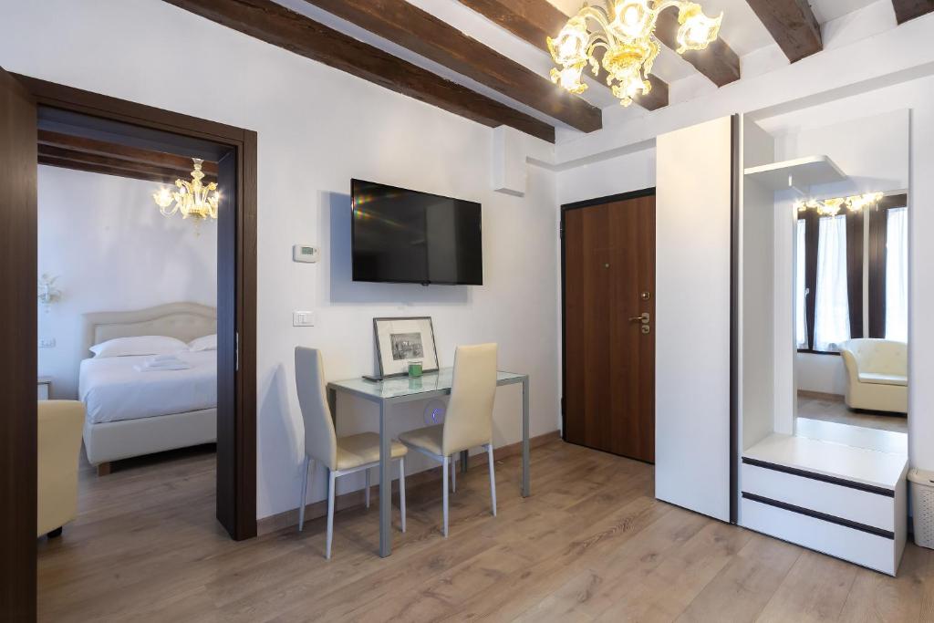 Postel nebo postele na pokoji v ubytování Rialto Suite 707