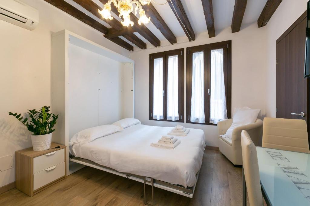Postel nebo postele na pokoji v ubytování Rialto Suite 707