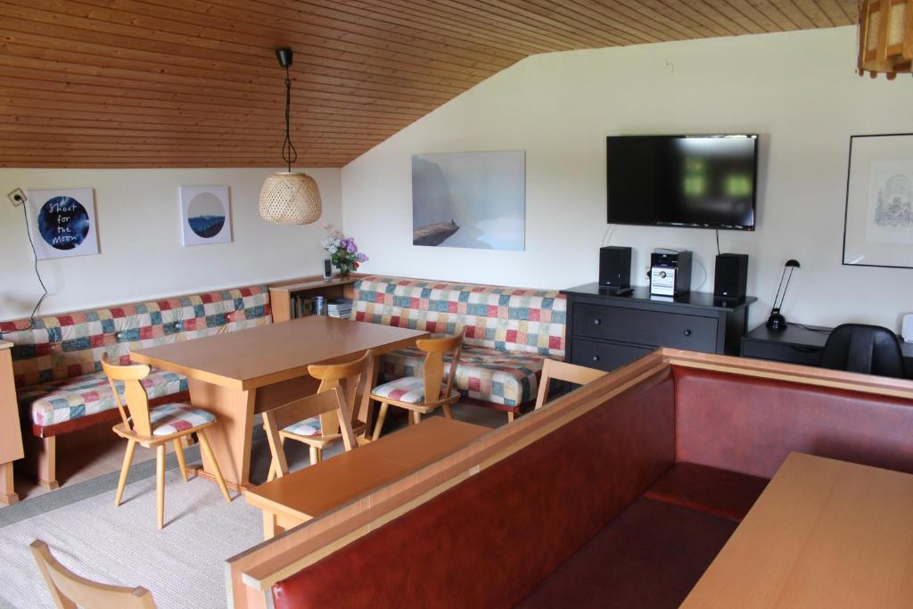 Televízia a/alebo spoločenská miestnosť v ubytovaní Haus Bergquell