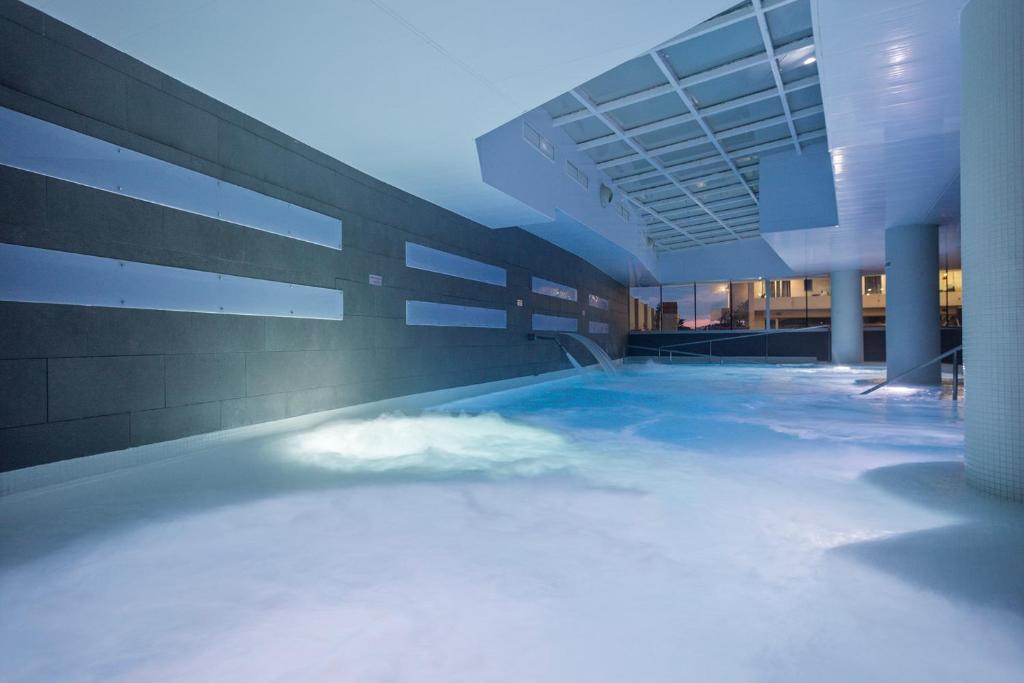 Bazén v ubytování Hotel Balneario Playa de Comarruga nebo v jeho okolí