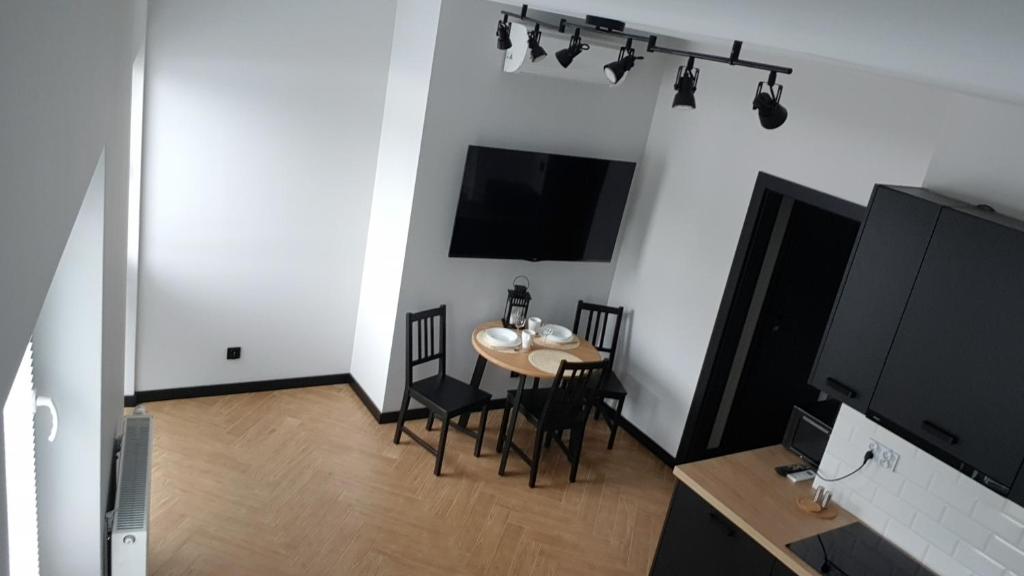 Televízia a/alebo spoločenská miestnosť v ubytovaní Apartament Zamkowy