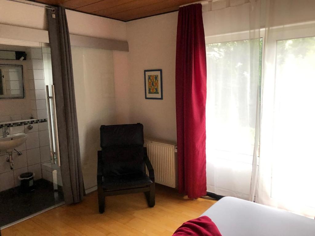Postel nebo postele na pokoji v ubytování Hotel Saarland Lebach
