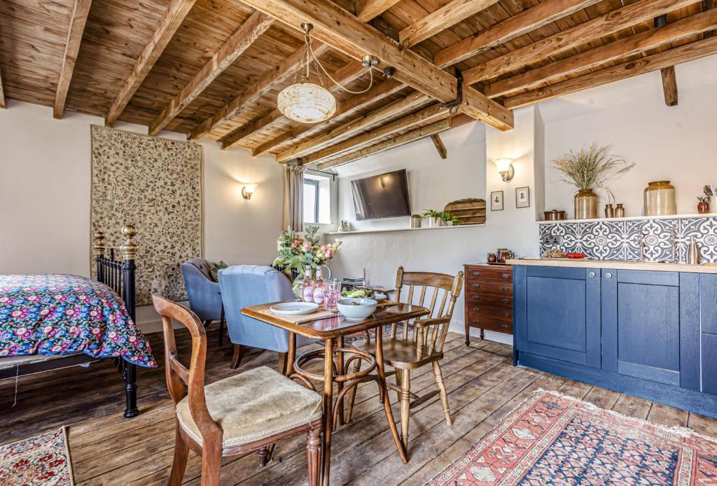 een keuken en eetkamer met een tafel en stoelen bij Loaf in Bridport