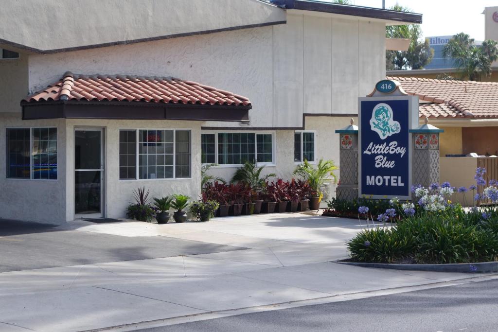 un motel con un cartello di fronte a un edificio di Little Boy Blue Motel ad Anaheim