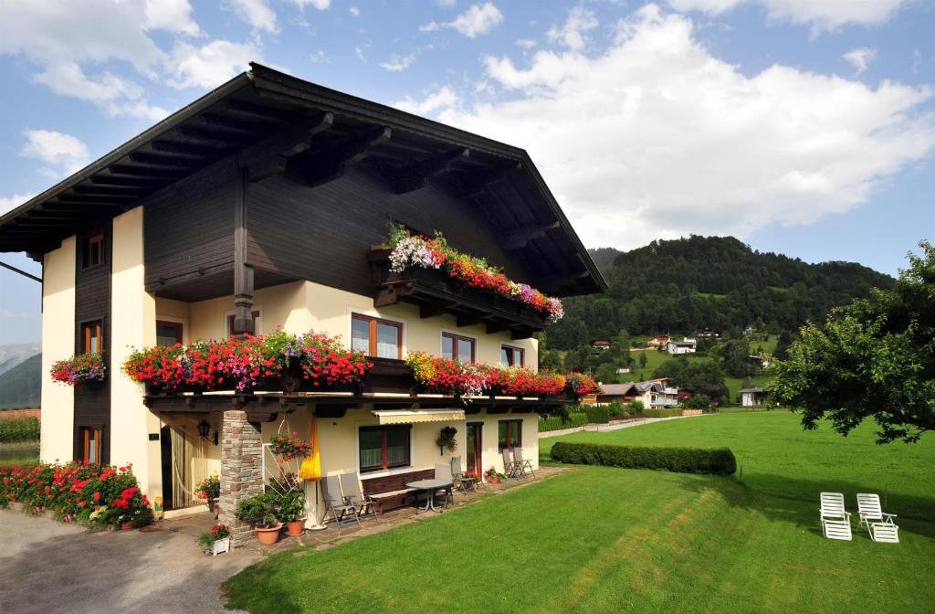 una casa con cajas de flores a un lado. en Haus Barbara, en Itter