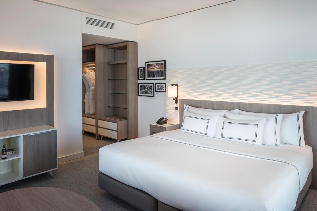 Postel nebo postele na pokoji v ubytování Meliá Frankfurt City