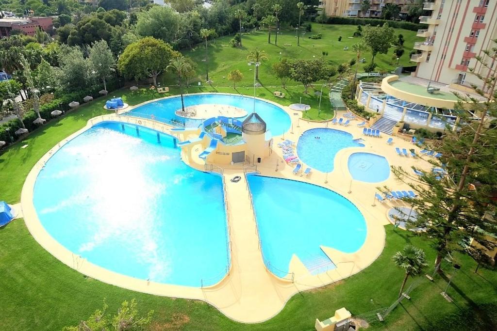 uma vista superior de uma piscina num resort em Benalmadena Jupiter - SunSea Apartments em Benalmádena