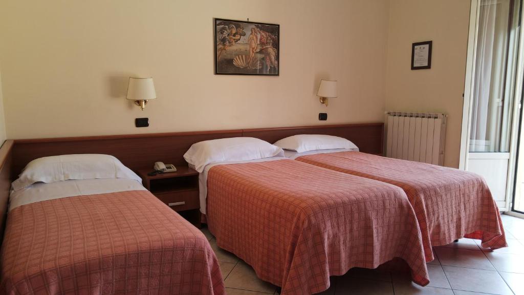 Postel nebo postele na pokoji v ubytování Hotel Dei Pini