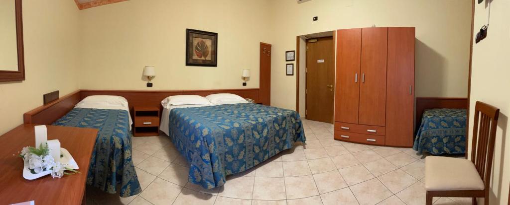 Postel nebo postele na pokoji v ubytování Hotel Dei Pini