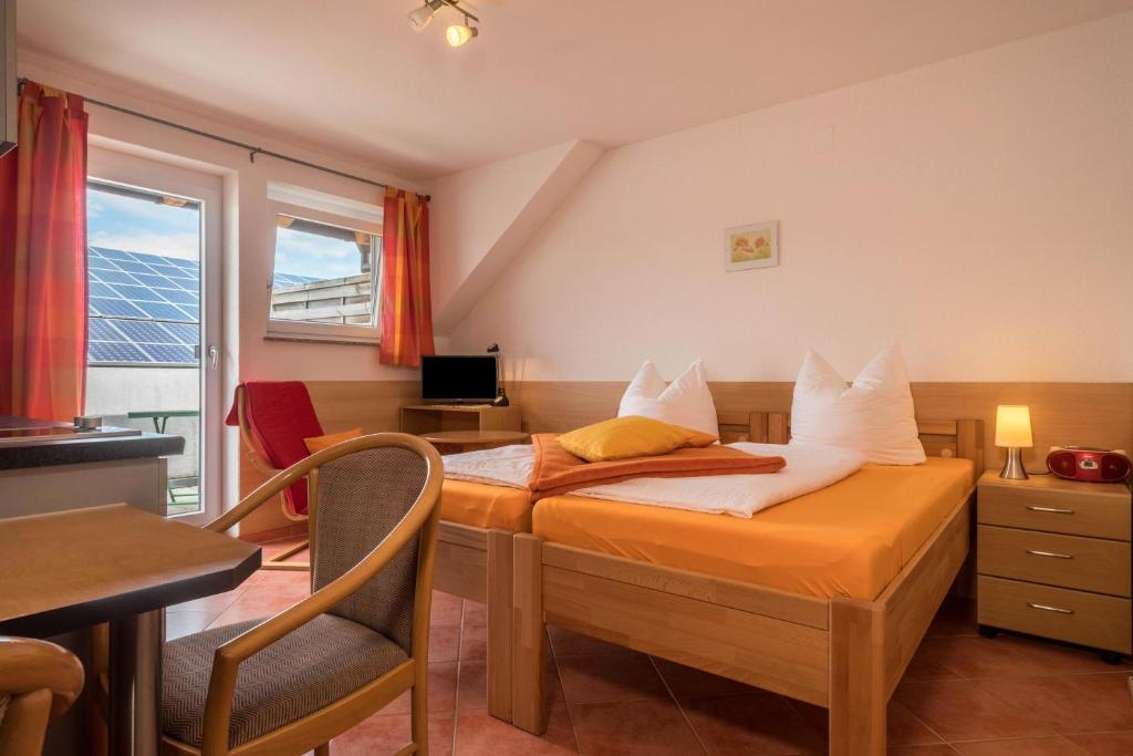 Habitación de hotel con cama y mesa en Ferienhof Sauter Meersburg en Neukirch