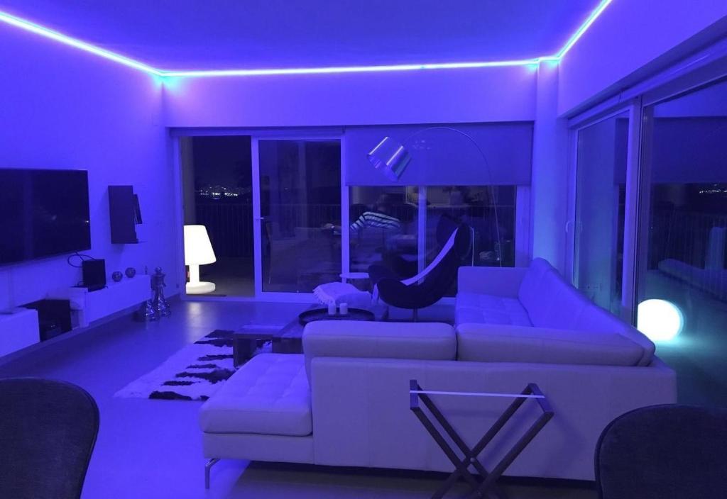 Televízia a/alebo spoločenská miestnosť v ubytovaní New Luxury 3-bedroom Seaview Apt