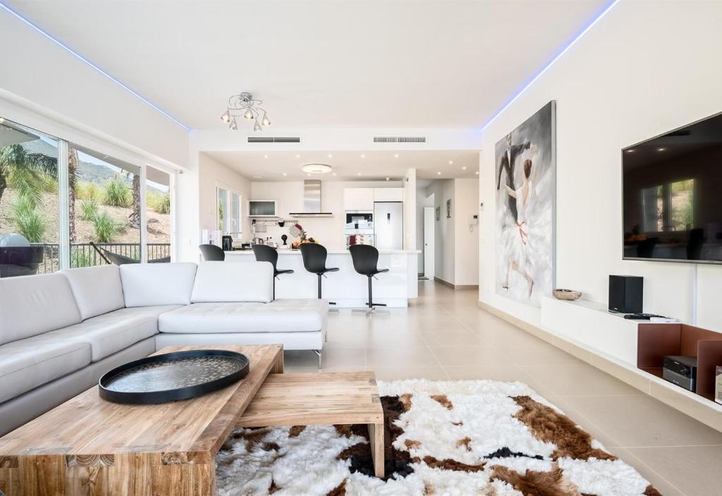 Televízia a/alebo spoločenská miestnosť v ubytovaní New Luxury 3-bedroom Seaview Apt