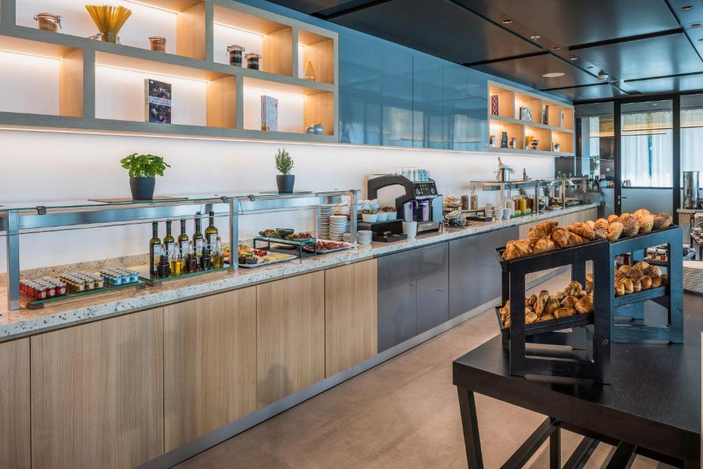 Kuchyň nebo kuchyňský kout v ubytování Meliá Frankfurt City