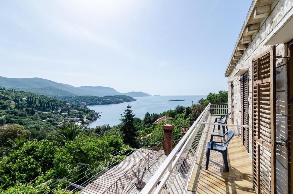 - un balcon avec vue sur l'eau dans l'établissement Villa Peragic, à Molunat