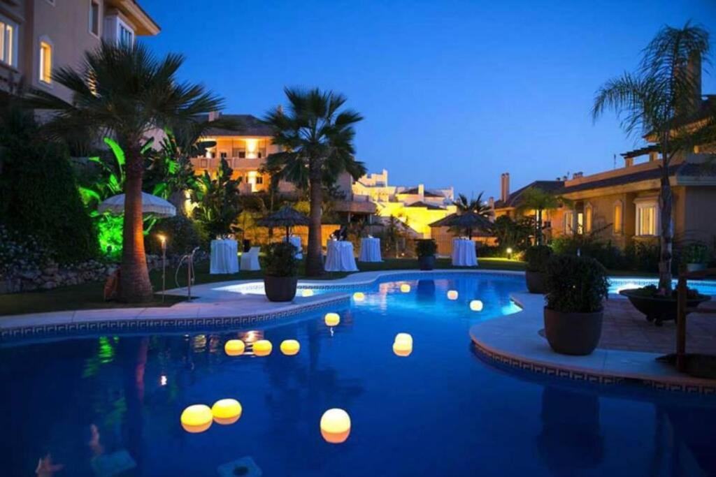 Lägenhet med 4 pooler, gym, restaurang & spa jätte nära ...