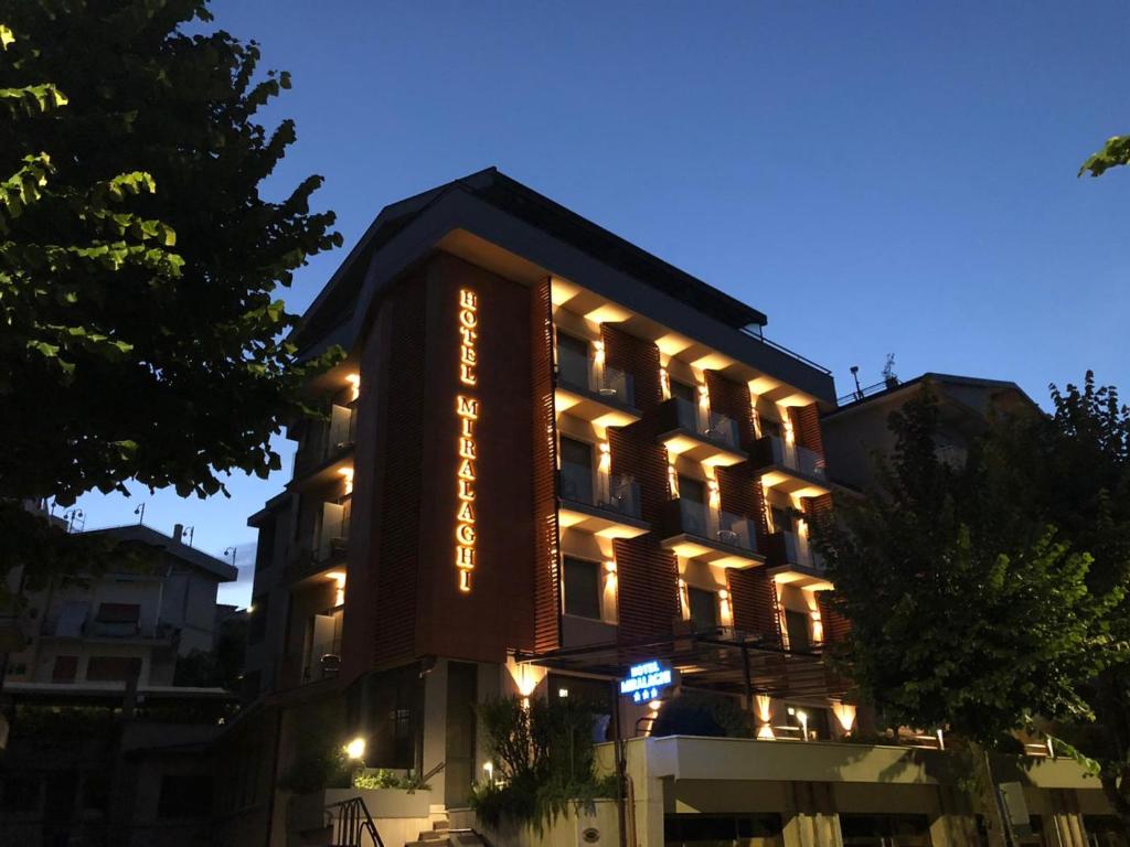 ein Hotel mit einem Schild an der Seite in der Unterkunft Hotel Miralaghi in Chianciano Terme