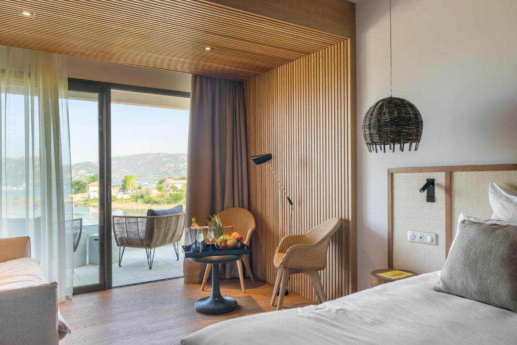 Postel nebo postele na pokoji v ubytování Golden Tulip Porto-Vecchio