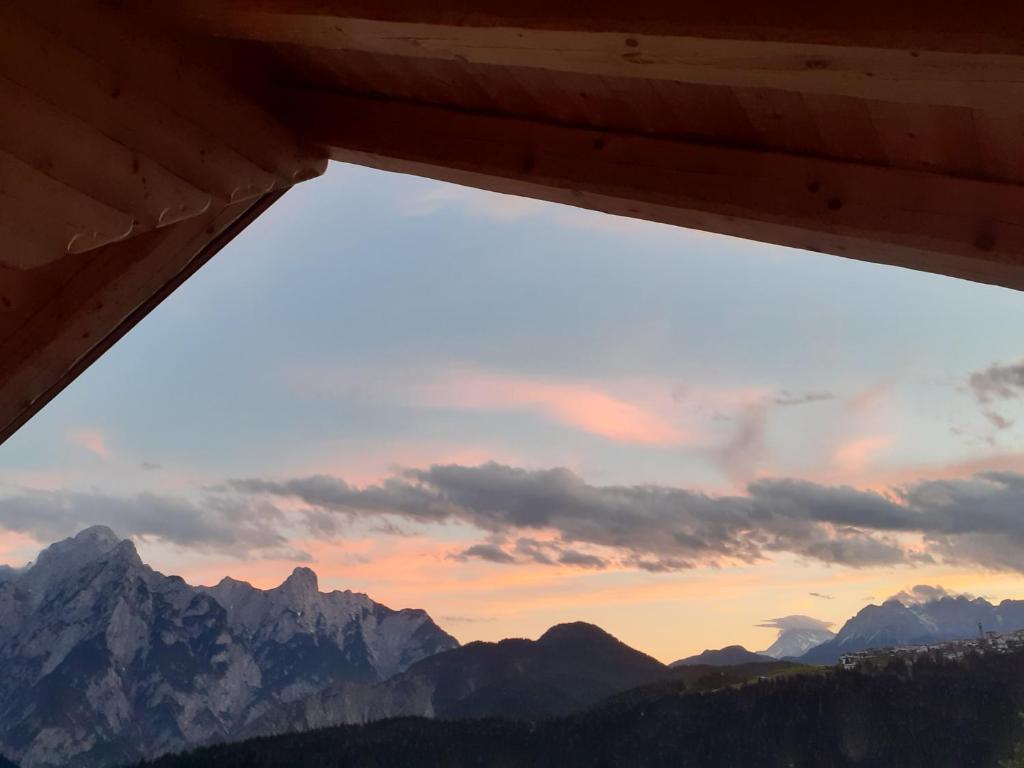 O vedere generală la munți sau o vedere la munte luată de la acest B&B