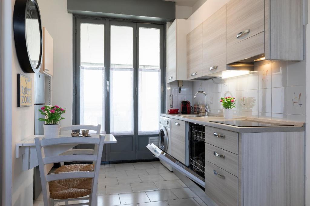Kuchyňa alebo kuchynka v ubytovaní La Veranda - Bright Top Floor apartment with views of the Madonnina