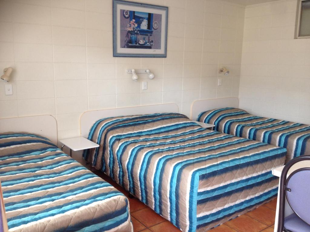 Postel nebo postele na pokoji v ubytování Sunburst Motel