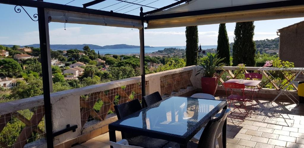 un tavolo e sedie su un balcone con vista di Mas Saint Jaume a Cavalaire-sur-Mer