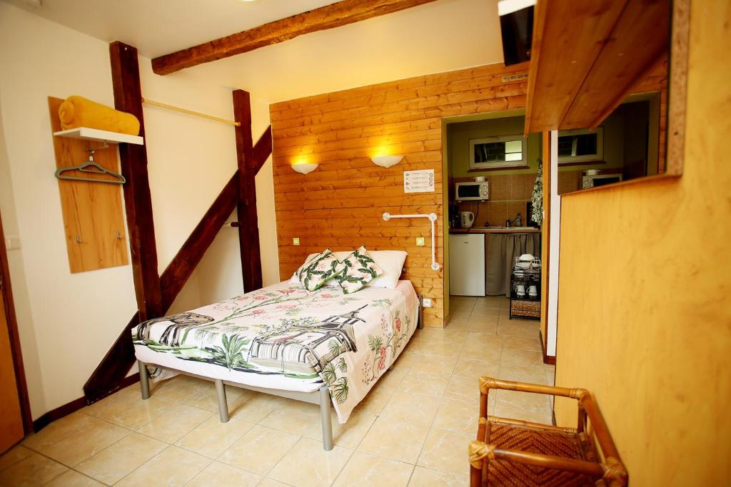 a small bedroom with a bed in a room at Launie Lea in Eyzerac